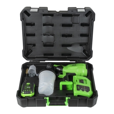 Conjunto de ferramentas elétricas verdes e pretas num estojo preto