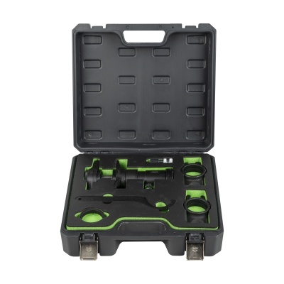 Mala preta aberta com ferramentas organizadas em espuma verde e preta.