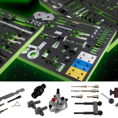 Conjunto de ferramentas mecânicas organizadas em bandejas com fundo branco