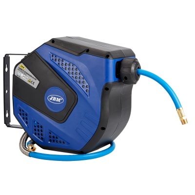 Rolo para mangueira retrátil JBM azul e preto com mangueira azul e conexões metálicas.