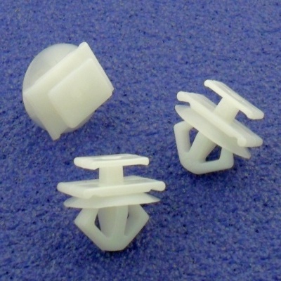 Três presilhas plásticas brancas para fixação sobre fundo azul