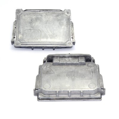 Dois módulos eletrónicos metálicos cinzentos sobre fundo branco