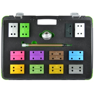 Estojo preto com peças coloridas e ferramenta metálica interna