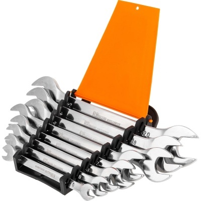 Conjunto de chaves fixas metálicas em suporte preto com aba laranja