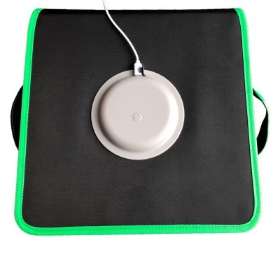 Tapete preto com bordas verdes e círculo cinza no centro com símbolo de power