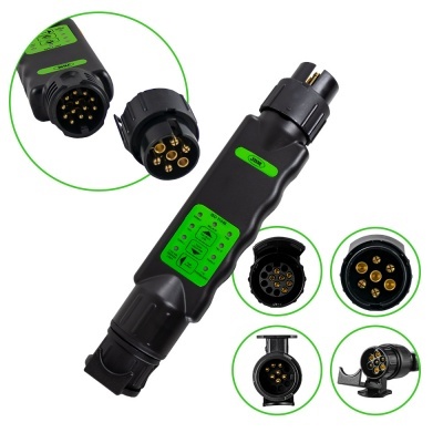 Conector elétrico preto com detalhes verdes e pinos dourados, várias perspetivas.