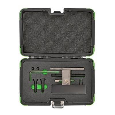 Conjunto de ferramentas numa caixa preta com espuma cinza e detalhes verdes