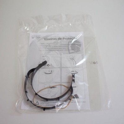 Pacote de viseiras de proteção com folheto em português em fundo branco