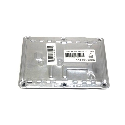 Peça metálica retangular prateada com etiquetas e código de barras