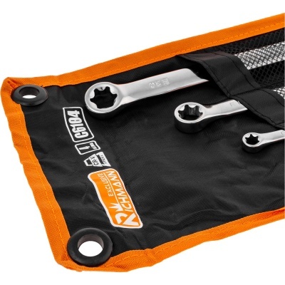 Conjunto de chaves de caixa em bolsa preta e laranja com logótipo e código visíveis