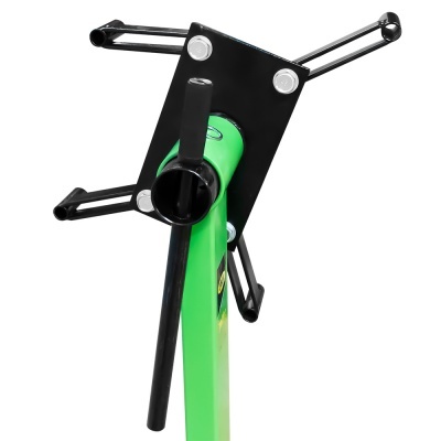 Suporte metálico preto e verde para bicicleta isolado em fundo branco