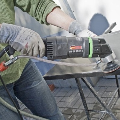 Pessoa a usar máquina de lixagem EIBENSTOCK para polir metal