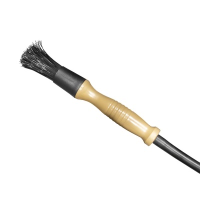 Escova com cerdas finas e cabo amarelo e preto