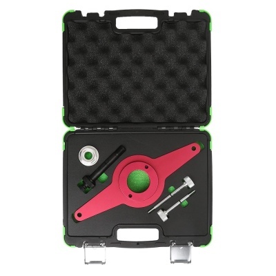 Maleta preta com ferramentas metálicas vermelhas, verdes e pretas organizadas dentro.