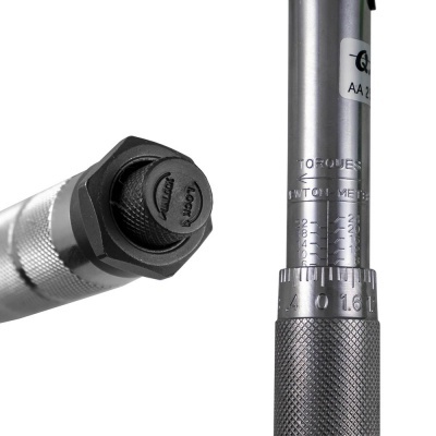 Torquímetro metálico prateado com marcas e botão preto