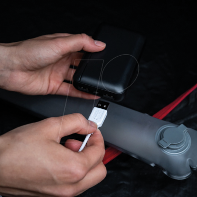  mãos ligando carregador portátil a dispensador de água cinzento