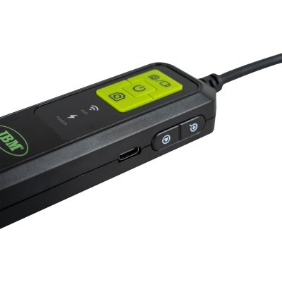 Controlo remoto preto com visor verde e texto IBM e botões laterais