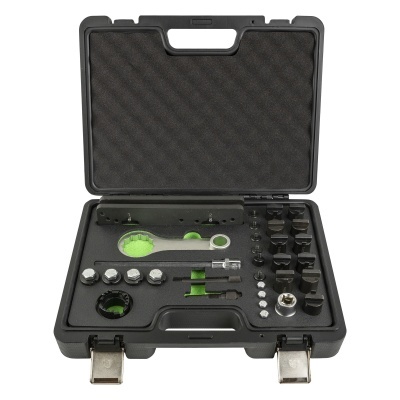 Estojo preto com conjunto de ferramentas metálicas e plásticas verdes e pretas organizadas