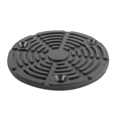 Tampa redonda preta com padrões circulares em relevo e três reentrâncias cónicas