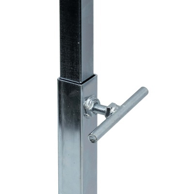 estrutura metálica prateada com tubo e parafuso de ajuste em T