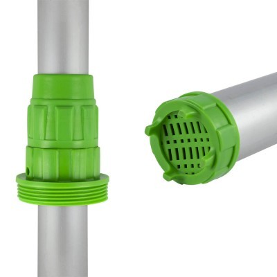 Tubos cinza com encaixes verdes de plástico e orifícios de ventilação
