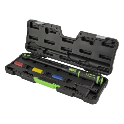 Ferramenta de torque preta e verde numa caixa rígida preta aberta