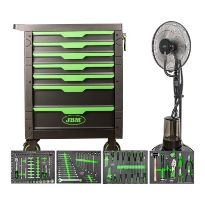 Carrinho de ferramentas preto com detalhes verdes, ferramentas organizadas em bandejas e ventilador de pedestal