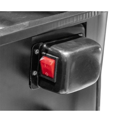 Interruptor elétrico vermelho montado em superfície metálica preta