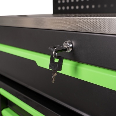 Caixa de ferramentas preta e verde com chaves na fechadura