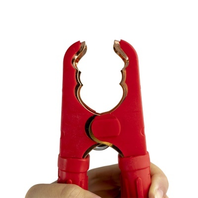 Alicate vermelho com mandíbulas metálicas segurado por uma mão