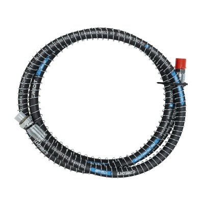 Mangueira preta com espiral metálica e conectores em fundo branco