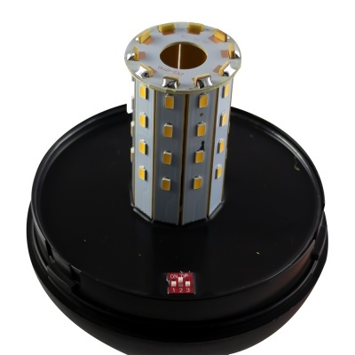 Lâmpada LED cilíndrica com base preta e chave seletora vermelha