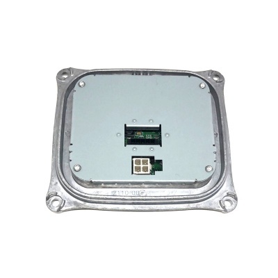 Módulo eletrónico metálico quadrado com conectores e números na superfície.