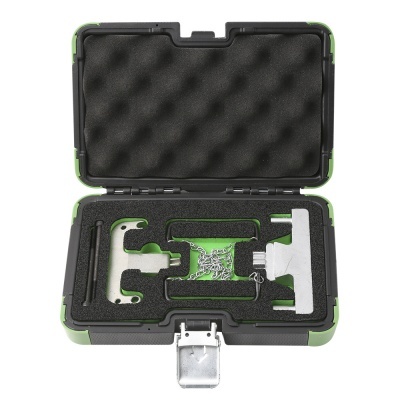 Estojo rígido verde com ferramentas metálicas em espuma preta