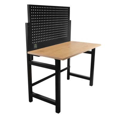 Mesa de trabalho com tampo de madeira clara, estrutura preta e painel perfurado preto