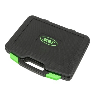 Mala preta de plástico com fechos verdes e logo JBM