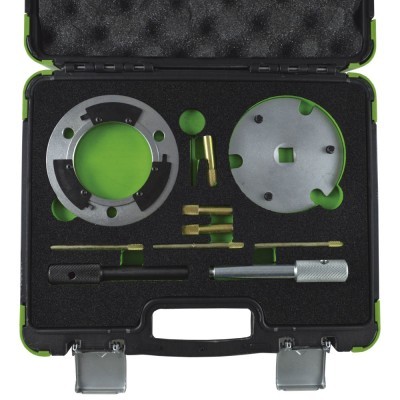 Conjunto de ferramentas metálicas em estojo acolchoado preto com interior verde