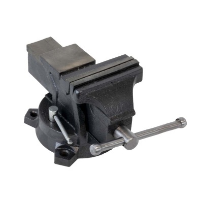 Morsa de bancada preta em metal com manípulo cromado e base rotativa