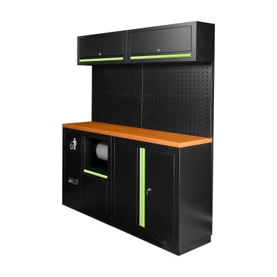 Móvel de escritório preto com tampo de madeira e painéis perfurados