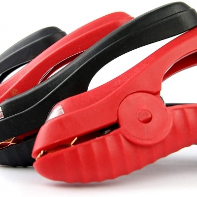 Quatro pinças de bateria em plástico vermelho e preto com molas metálicas