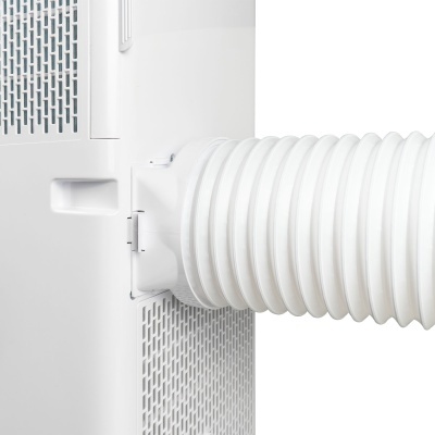 Mangueira flexível branca ligada a aparelho branco com grelha