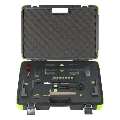 Mala de transporte preta e verde com acessórios e ferramentas organizados em espuma preta