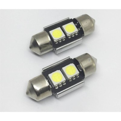 Dois LEDs de tipo festão com lâmpadas amarelas em superfície branca