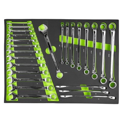 Conjunto de chaves combinadas e chaves de catraca cromadas organizadas em suporte preto