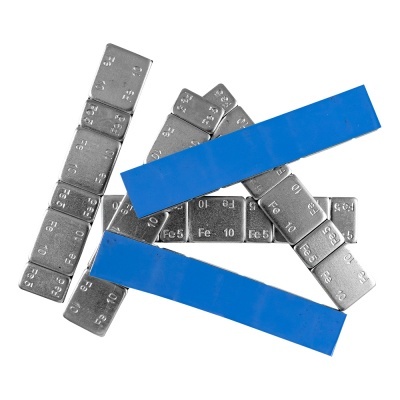 Acessórios metálicos prateados e fitas azuis para bicicleta