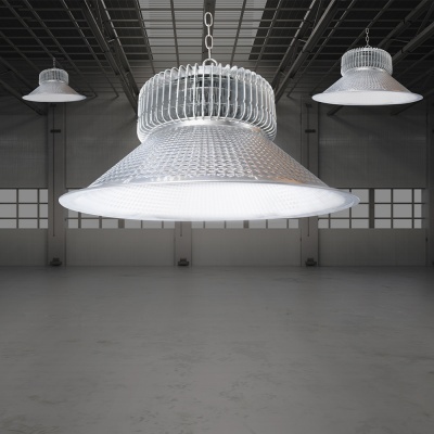 Lâmpada industrial pendente prateada texturizada num armazém grande