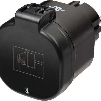 Adaptador de tomada preto com texto 'Nur IPX4' e seta para cima