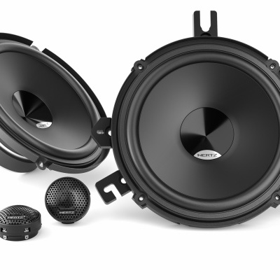 Conjunto de colunas de áudio pretas com detalhes metálicos