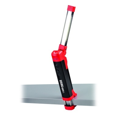 Isqueiro longo preto e vermelho com parte metálica e texto USB GEBUSIA