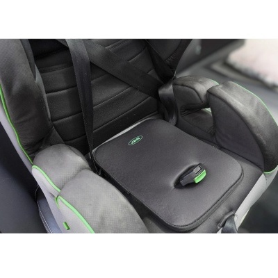 Assento elevatório infantil preto e cinza com detalhes verdes e cinto de segurança em banco de carro